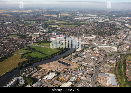 Una veduta aerea lungo il fiume Trento a Nottingham. Trent Bridge, la città e la massa Meadow Lane visibile in distanza. Foto Stock