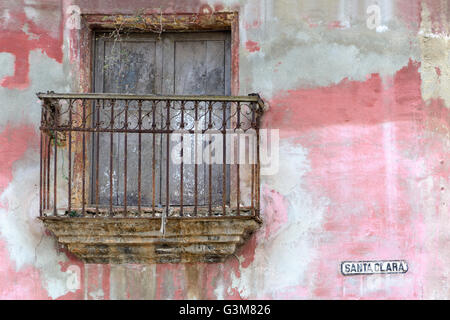 Architettura coloniale tradizionale su una facciata di edificio a l'Avana, Cuba Foto Stock
