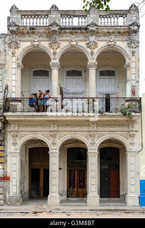 Architettura coloniale tradizionale su una facciata di edificio a l'Avana, Cuba Foto Stock