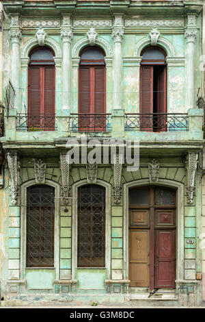 Architettura coloniale tradizionale su una facciata di edificio a l'Avana, Cuba Foto Stock