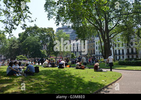 Bloomsbury Square e il parco dove le persone sono seduta che si godono il pranzo Foto Stock
