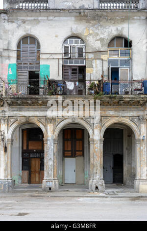 Architettura coloniale tradizionale su una facciata di edificio a l'Avana, Cuba Foto Stock
