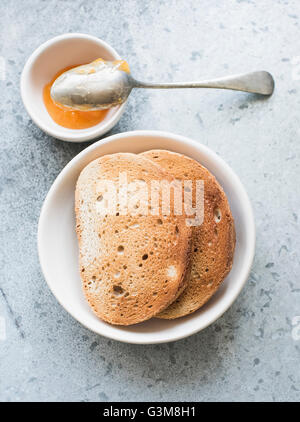 Due fette di pane tostato e marmellata Foto Stock