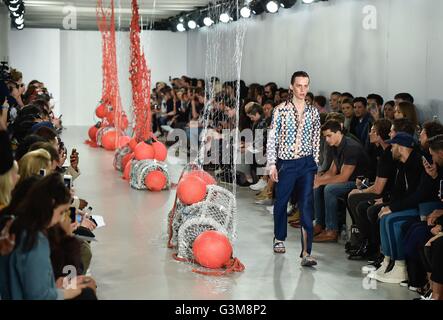 Un modello in passerella durante il Katie presto affinché le collezioni di Londra gli uomini SS17 show tenutosi al BFC Visualizza spazio Strand, Londra. Foto Stock