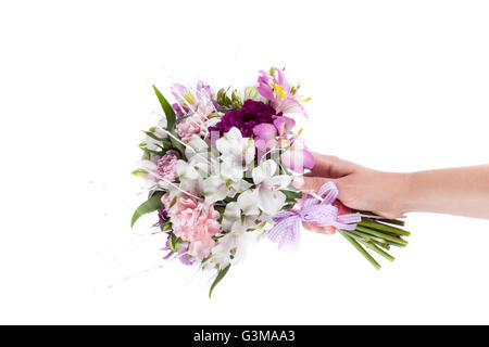 Mano che tiene un bouquet rosa da gillyflowers e alstroemeria Foto Stock