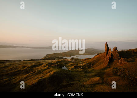 Il vecchio uomo di Storr all'alba, Skye, Scozia. Foto Stock
