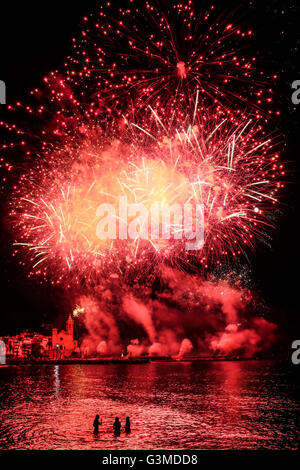 Spettacolo Pirotecnico in occasione dell'annuale Fiesta Major nella città costiera di Sitges, in Catalogna, Spagna. Foto Stock