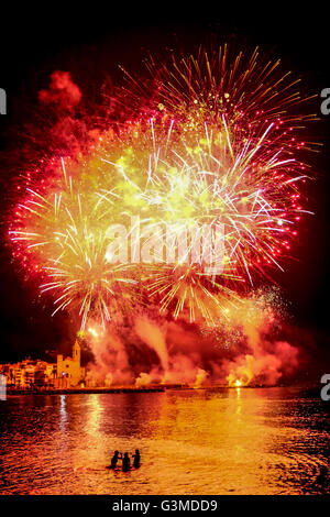 Spettacolo Pirotecnico in occasione dell'annuale Fiesta Major nella città costiera di Sitges, in Catalogna, Spagna. Foto Stock