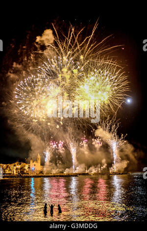 Spettacolo Pirotecnico in occasione dell'annuale Fiesta Major nella città costiera di Sitges, in Catalogna, Spagna. Foto Stock