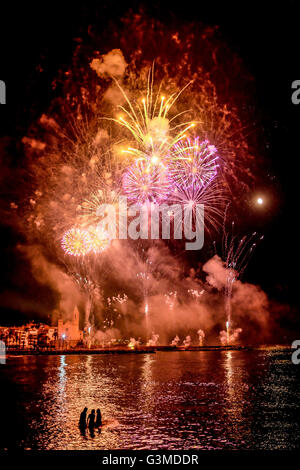 Spettacolo Pirotecnico in occasione dell'annuale Fiesta Major nella città costiera di Sitges, in Catalogna, Spagna. Foto Stock