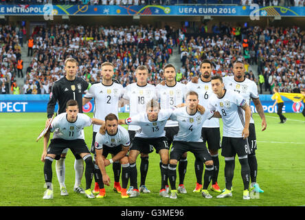 Lillie, Francia. 12 Giugno, 2016. Teamfoto line-up: Manuel NEUER, DFB 1 Shkodran MUSTAFI, DFB 2 Toni KROOS, DFB 18 Jonas HECTOR, DFB 3 Sami KHEDIRA, DFB 6 Jerome BOATENG, Nr. 17 DFB Julian DRAXLER, 11 DFB Mario GOETZE, DFB 19 Thomas MUELLER, DFB 13 Benedikt HOEWEDES, DFB 4 Mesut Oezil, DFB 8 Germania - Ucraina 2-0 Gruppo C, calcio Campionati Europei al 12 giugno 2016 a Lille, Francia. Credito: Peter Schatz / Alamy Live News Foto Stock