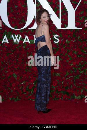 New York, NY, STATI UNITI D'AMERICA. 12 Giugno, 2016. Carmen Cusack presso gli arrivi per il settantesimo annuale di Tony Awards 2016 - Arrivi, Beacon Theatre di New York, NY Giugno 12, 2016. Credito: Lev Radin/Everett raccolta/Alamy Live News Foto Stock