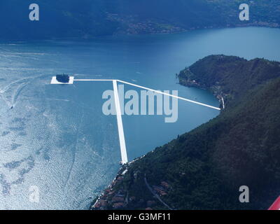 Lago d'Iseo, Italia. 12 Giugno, 2016. Vista aerea di Christo 'i pontili galleggianti' progetto sono ora completati ma non ancora accessibile da persone. I pontili sono costituiti da polietilene galleggianti cubi e ricoperto con tessuto la creazione di passaggi pedonali. La piccola isola di San Paolo è completamente circondato. Riccardo Mottola/Alamy Live News Foto Stock