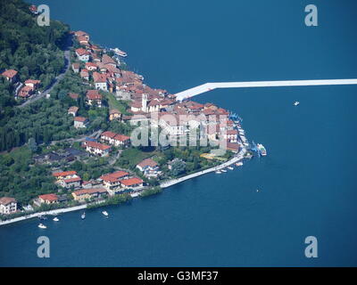 Lago d'Iseo, Italia. 12 Giugno, 2016. Vista aerea di Christo 'i pontili galleggianti' progetto sono ora completati ma non ancora accessibile da persone. I pontili sono costituiti da polietilene galleggianti cubi e ricoperto con tessuto la creazione di passaggi pedonali. Riccardo Mottola/Alamy Live News Foto Stock