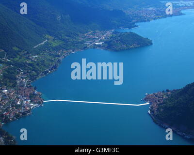 Lago d'Iseo, Italia. 12 Giugno, 2016. Vista aerea di Christo 'i pontili galleggianti' progetto sono ora completati ma non ancora accessibile da persone. I pontili sono costituiti da polietilene galleggianti cubi e ricoperto con tessuto la creazione di passaggi pedonali. Riccardo Mottola/Alamy Live News Foto Stock