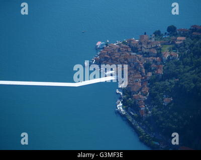 Lago d'Iseo, Italia. 12 Giugno, 2016. Vista aerea di Christo 'i pontili galleggianti' progetto sono ora completati ma non ancora accessibile da persone. I pontili sono costituiti da polietilene galleggianti cubi e ricoperto con tessuto la creazione di passaggi pedonali. Riccardo Mottola/Alamy Live News Foto Stock