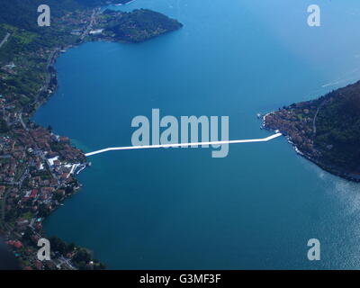 Lago d'Iseo, Italia. 12 Giugno, 2016. Vista aerea di Christo 'i pontili galleggianti' progetto sono ora completati ma non ancora accessibile da persone. I pontili sono costituiti da polietilene galleggianti cubi e ricoperto con tessuto la creazione di passaggi pedonali. Riccardo Mottola/Alamy Live News Foto Stock