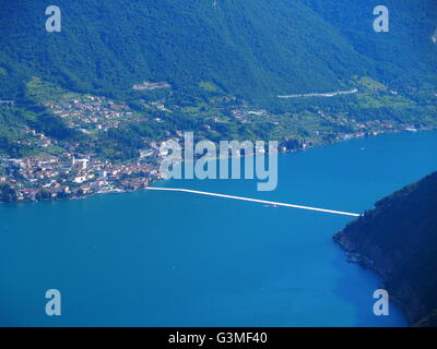 Lago d'Iseo, Italia. 12 Giugno, 2016. Vista aerea di Christo 'i pontili galleggianti' progetto sono ora completati ma non ancora accessibile da persone. I pontili sono costituiti da polietilene galleggianti cubi e ricoperto con tessuto la creazione di passaggi pedonali. Riccardo Mottola/Alamy Live News Foto Stock