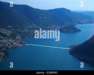 Lago d'Iseo, Italia. 12 Giugno, 2016. Vista aerea di Christo 'i pontili galleggianti' progetto sono ora completati ma non ancora accessibile da persone. I pontili sono costituiti da polietilene galleggianti cubi e ricoperto con tessuto la creazione di passaggi pedonali. Riccardo Mottola/Alamy Live News Foto Stock