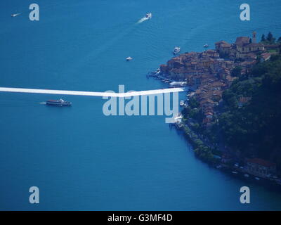 Lago d'Iseo, Italia. 12 Giugno, 2016. Vista aerea di Christo 'i pontili galleggianti' progetto sono ora completati ma non ancora accessibile da persone. I pontili sono costituiti da polietilene galleggianti cubi e ricoperto con tessuto la creazione di passaggi pedonali. Riccardo Mottola/Alamy Live News Foto Stock