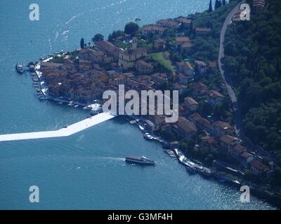 Lago d'Iseo, Italia. 12 Giugno, 2016. Vista aerea di Christo 'i pontili galleggianti' progetto sono ora completati ma non ancora accessibile da persone. I pontili sono costituiti da polietilene galleggianti cubi e ricoperto con tessuto la creazione di passaggi pedonali. Riccardo Mottola/Alamy Live News Foto Stock