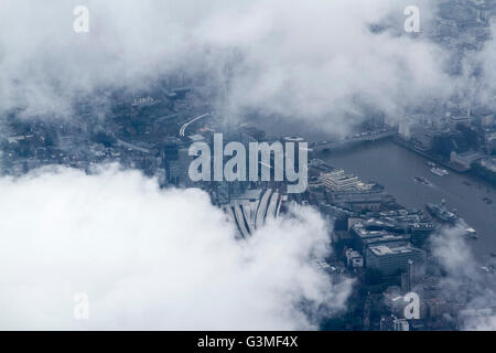 Londra, Regno Unito. 13 giugno 2016. Una fotografia aerea su Londra Shard parzialmente coperto dalle nuvole su un nuvoloso giorno bagnato a Londra Credito: amer ghazzal/Alamy Live News Foto Stock