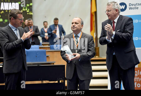 Bonn, Germania. Xiii Giugno, 2016. Il redattore capo del giornale turco 'Huerriyet', Sedat Ergin (C), si erge tra l editore della tabloid tedesco 'Bild' e elogiativi Kai Diekmann (L) e il direttore dell'emittente internazionale tedesca Deutsch Welle (DW), Peter Limbourg, come egli detiene fino alla "libertà di parola Award' che egli ha ricevuto presso la Deutsche Welle Global Media Forum a Bonn, Germania, 13 giugno 2016. Foto: Henning Kaiser/dpa/Alamy Live News Foto Stock