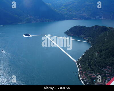 Lago d'Iseo, Italia. 12 Giugno, 2016. Vista aerea di Christo 'i pontili galleggianti' progetto sono ora completati ma non ancora accessibile da persone. I pontili sono costituiti da polietilene galleggianti cubi e ricoperto con tessuto la creazione di passaggi pedonali. Riccardo Mottola/Alamy Live News Foto Stock