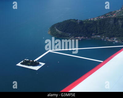 Lago d'Iseo, Italia. 12 Giugno, 2016. Vista aerea di Christo 'i pontili galleggianti' progetto sono ora completati ma non ancora accessibile da persone. I pontili sono costituiti da polietilene galleggianti cubi e ricoperto con tessuto la creazione di passaggi pedonali. Riccardo Mottola/Alamy Live News Foto Stock