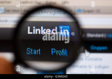 Schwerin, Germania. 06 Ago, 2012. Illustrazione - Il sito di social networking per le persone in occupazioni professionali LinkedIn è visto attraverso una lente di ingrandimento in Schwerin, Germania, 06 agosto 2012. LinkedIn archiviato per un'offerta pubblica iniziale nel gennaio 2011. Nel secondo trimestre del 2012, la rete rivolta un profitto di quasi 228 milioni di dollari. Foto: Jens Buettner | in tutto il mondo di utilizzo/dpa/Alamy Live News Foto Stock