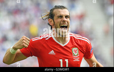 Gareth Bale del Galles celebra la fine seconda metà gol segnato da Hal Robson-Kanu che sigillò la vittoria per il Galles contro la Slovacchia nel loro Euro 2016 Gruppo B dispositivo di fissaggio con il Matmut Atlantique , Nouveau Stade de Bordeaux in Bordeaux, Francia Sabato 11 Giugno 2016. (Pic da Phil Rees) Foto Stock