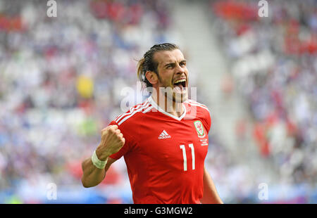 Gareth Bale del Galles celebra la fine seconda metà gol segnato da Hal Robson-Kanu che sigillò la vittoria per il Galles contro la Slovacchia nel loro Euro 2016 Gruppo B dispositivo di fissaggio con il Matmut Atlantique , Nouveau Stade de Bordeaux in Bordeaux, Francia Sabato 11 Giugno 2016. (Pic da Phil Rees) Foto Stock