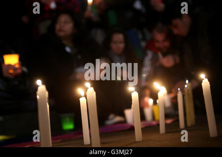 Sao Paulo, Brasile. 12 Giugno, 2016. La gente a prendere parte in una veglia in memoria di Orlando nightclub vittime di ripresa in Sao Paulo, Brasile, il 12 giugno 2016. © Rahel Patrasso/Xinhua/Alamy Live News Foto Stock