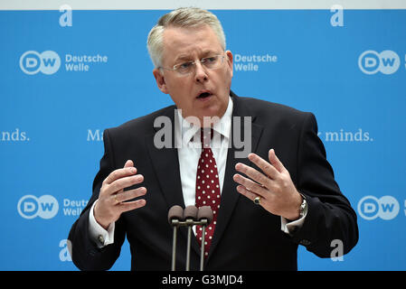 Bonn, Germania. Xiii Giugno, 2016. Peter Limbourg, direttore dell'emittente internazionale tedesca Deutsche Welle (DW), parla durante la libertà di discorso cerimonia di premiazione presso il Deutsche Welle Global Media Forum a Bonn, Germania, 13 giugno 2016. Il premio è stato consegnato al redattore capo del giornale turco 'Hurriyet." Foto: Henning Kaiser/dpa/Alamy Live News Foto Stock