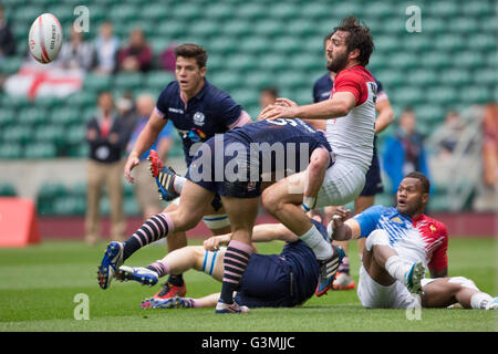 Londra, Gran Bretagna. 21 Maggio, 2016. In Francia la Jean-Baptiste Mazoue affronta la Scozia di Mark Robertson, con Scozia abbraccio Blake raffigurato in background e la Francia Vakatawa Virimi (R) guardando, durante la partita di rugby tra la Francia e la Scozia al torneo di rugby a Londra, Gran Bretagna, 21 maggio 2016. Foto: Juergen Kessler/dpa - nessun filo SERVICE -/dpa/Alamy Live News Foto Stock