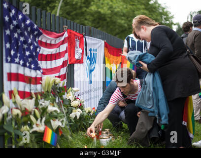 Amburgo, Germania. Xiii Giugno, 2016. Le persone prendono parte a una veglia per le vittime di una massa riprese in Orlando, Stati Uniti d'America il 12 giugno, presso il consolato americano a Amburgo, Germania, 13 giugno 2016. Un totale di 50 persone inculding il sospetto che sono state uccise e 53 sono stati feriti in un attentato di scatto a un club LGBT in Orlando, Florida, nelle prime ore del 12 giugno. Il tiratore, Omar Mateen, 29, un cittadino statunitense di discesa afgano, è stato ucciso in uno scambio di fuoco con la polizia dopo la presa di ostaggi al club. Foto: Lukas Schulze/dpa/Alamy Live News Foto Stock