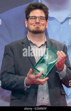 Direttore Kristof Deak riceve il Grand Prix per il suo film "ing" durante i pantaloncini corti Film Festival (SSFF) 2016 Cerimonia di premiazione a Jingu Kaikan il 13 giugno 2016, Tokyo, Giappone. SSFF è uno di Asia più grande del short film festival che si svolgono a Tokyo dal 2 Giugno a 26. © Rodrigo Reyes Marin/AFLO/Alamy Live News Foto Stock