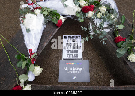 Londra, Regno Unito. Xiii Giugno, 2016. Un omaggio floreale in motivi di St Annes Chiesa di Soho. Questo tributo era prevista dopo la veglia nella adiacente Old Compton Street, UK Credit: David Saunders/Alamy Live News Foto Stock