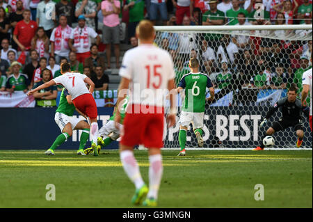 Nizza, Francia. 12 Giugno, 2016. Arkadiusz Milik (POL) Calcio/Calcetto : Arkadiusz Milik dei punteggi di Polonia un obiettivo durante UEFA EURO 2016 gruppo C match tra Polonia 1-0 Irlanda del Nord presso Allianz Riviera a Nizza, in Francia . © aicfoto/AFLO/Alamy Live News Foto Stock