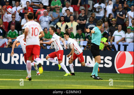 Nizza, Francia. 12 Giugno, 2016. Arkadiusz Milik (POL) Calcio/Calcetto : Arkadiusz Milik di Polonia celebra il punteggio dopo il loro primo obiettivo durante UEFA EURO 2016 gruppo C match tra Polonia 1-0 Irlanda del Nord presso Allianz Riviera a Nizza, in Francia . © aicfoto/AFLO/Alamy Live News Foto Stock