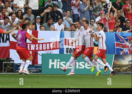 Nizza, Francia. 12 Giugno, 2016. La Polonia team group (POL) Calcio/Calcetto : Arkadiusz Milik di Polonia celebra il punteggio dopo il loro primo obiettivo durante UEFA EURO 2016 gruppo C match tra Polonia 1-0 Irlanda del Nord presso Allianz Riviera a Nizza, in Francia . © aicfoto/AFLO/Alamy Live News Foto Stock