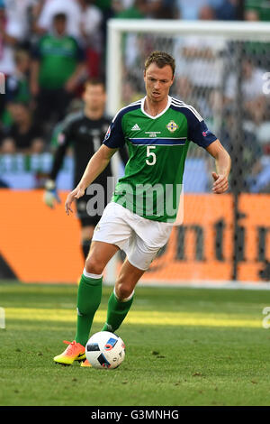 Nizza, Francia. 12 Giugno, 2016. Jonny Evans (NIR) Calcio/Calcetto : UEFA EURO 2016 gruppo C match tra Polonia 1-0 Irlanda del Nord presso Allianz Riviera a Nizza, in Francia . © aicfoto/AFLO/Alamy Live News Foto Stock