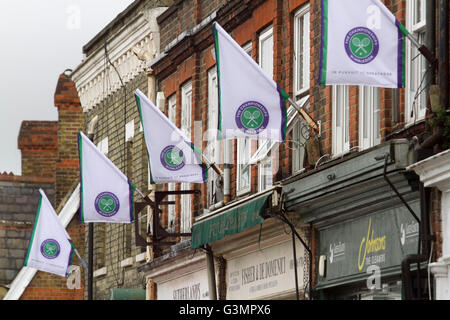 Il torneo di Wimbledon, Londra, Regno Unito. 14 Giugno, 2016. Wimbledon High street negozi e le finestre sono decorate con bandiere e tennis paraphernalia nei preparativi per il 2016 il torneo di tennis di Wimbledon che inizia il 27 giugno Credito: amer ghazzal/Alamy Live News Foto Stock