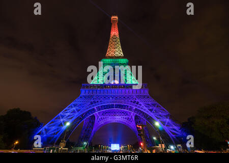 Parigi, Francia. 13, Giugno, 2016. La Torre Eiffel è illuminata con i colori dell'arcobaleno per mostrare il loro sostegno alle vittime del tiro di Orlando. Credito: David Bertho / Alamy Live News Foto Stock