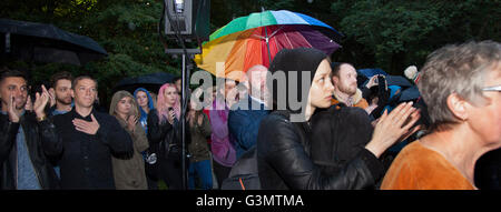 Manchester, Regno Unito 13 Giugno, 2016 Alla veglia in Sackville giardini le persone mostrano il loro rispetto e il sostegno per le vittime dei massacri di Orlando Credito: Graham Hardy/Alamy Live News Foto Stock