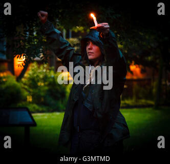 Manchester, Regno Unito 13 Giugno, 2016 Alla veglia in Sackville Gardens una giovane donna mostra indifferente il rispetto e il sostegno per le vittime dei massacri di Orlando Credito: Graham Hardy/Alamy Live News Foto Stock