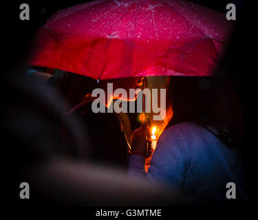 Manchester, Regno Unito 13 Giugno, 2016 Alla veglia in Sackville giardini le persone mostrano il loro rispetto e il sostegno per le vittime dei massacri di Orlando Credito: Graham Hardy/Alamy Live News Foto Stock