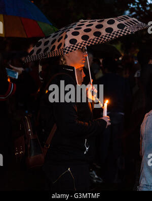 Manchester, Regno Unito 13 Giugno, 2016 Alla veglia in Sackville giardini le persone mostrano il loro rispetto e il sostegno per le vittime dei massacri di Orlando Credito: Graham Hardy/Alamy Live News Foto Stock