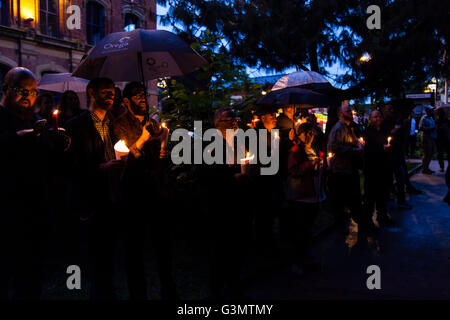 Manchester, Regno Unito 13 Giugno, 2016 Alla veglia in Sackville giardini le persone mostrano il loro rispetto e il sostegno per le vittime dei massacri di Orlando Credito: Graham Hardy/Alamy Live News Foto Stock