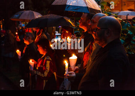 Manchester, Regno Unito 13 Giugno, 2016 Alla veglia in Sackville giardini le persone mostrano il loro rispetto e il sostegno per le vittime dei massacri di Orlando Credito: Graham Hardy/Alamy Live News Foto Stock